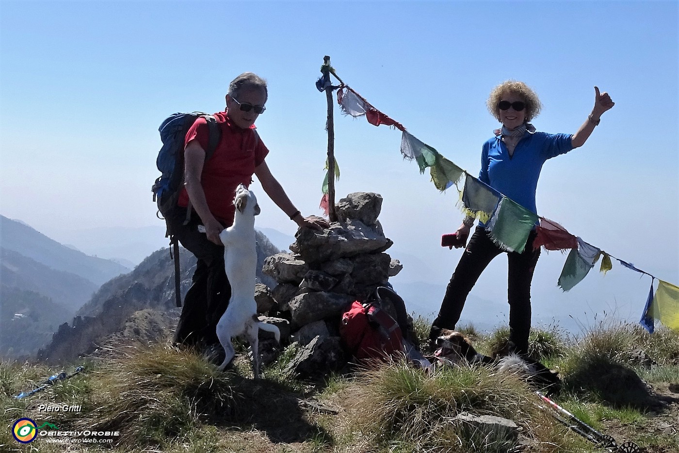 71 Vetta Corna Camozzera (1452 m) con vista sulla pianura in foschia.JPG